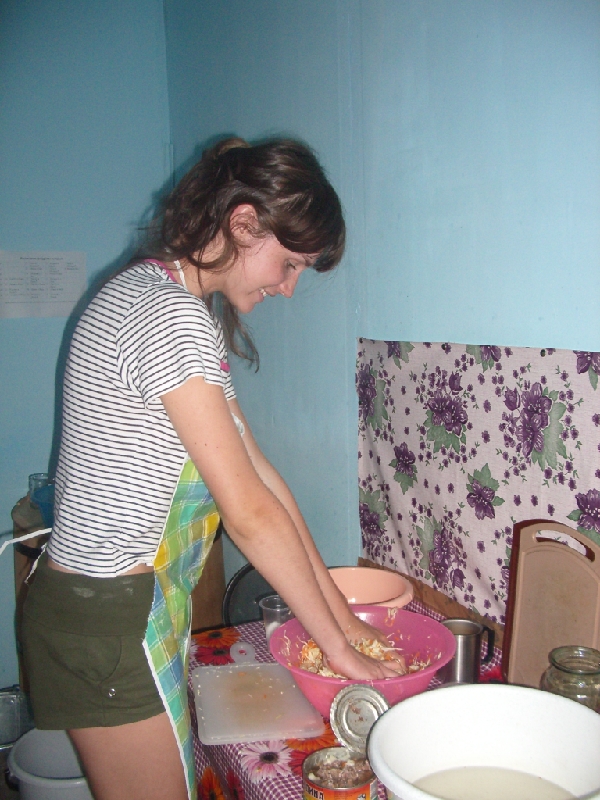 Алтай, с. Кебезень, 2006 г. Е. Гармаш за приготовлением обеда